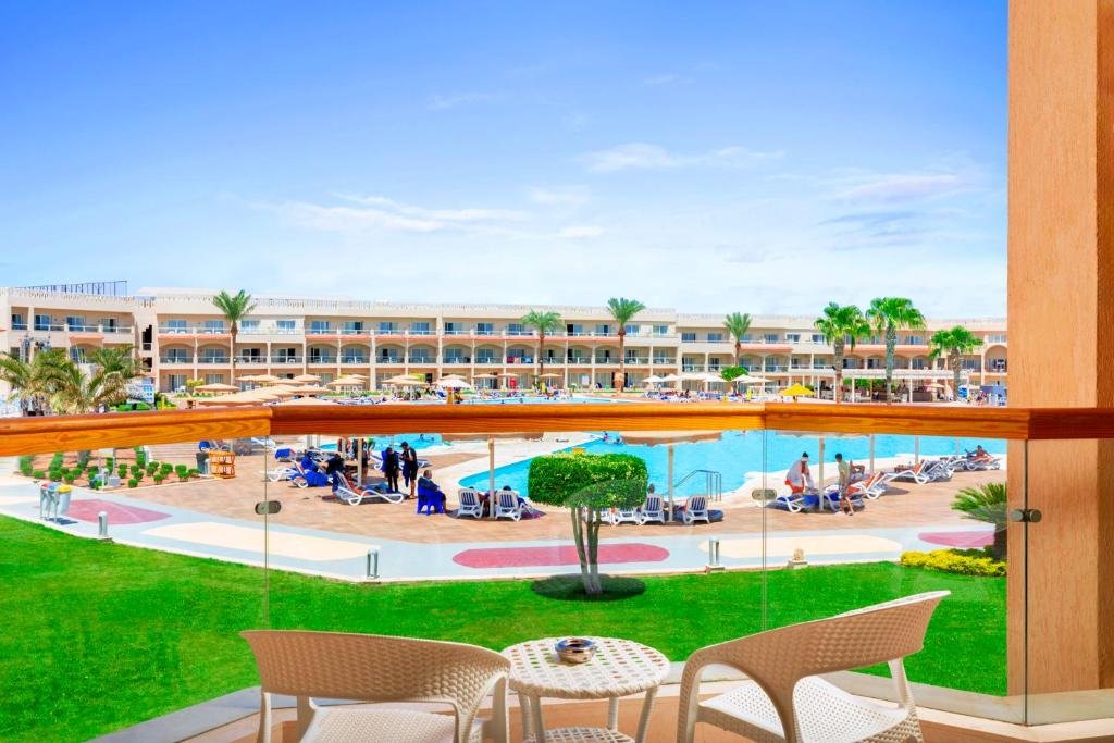 Deluxe Pool View Room | Pickalbatros Royal Moderna Resort